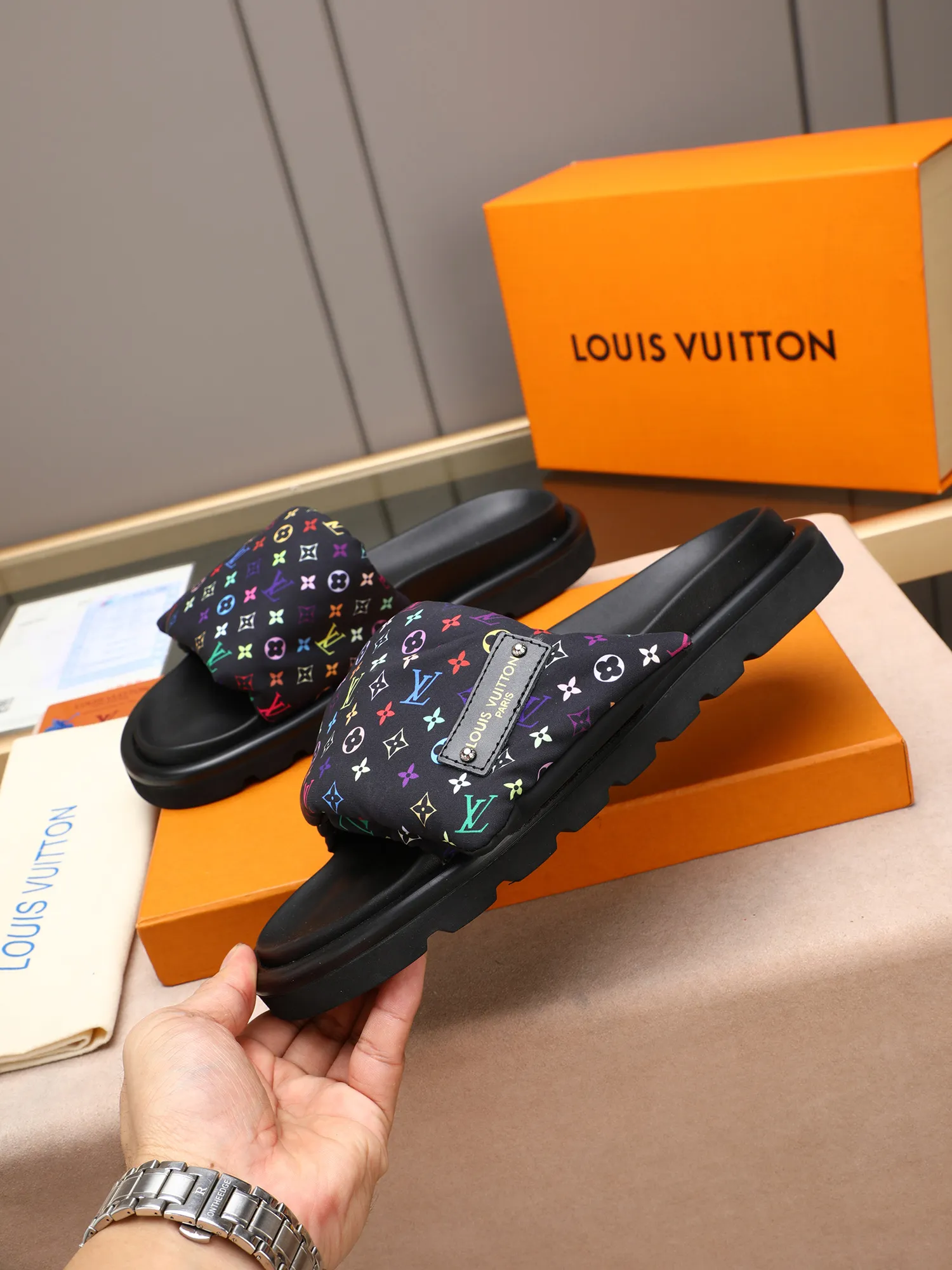 PP360 [LOUIS VUITTON] Louis Vuitton, LV printing, men's and women's slippers are on the market. The drawer box packaging comes with a cloth bag and a card. The upper pattern looks very soft and waxy, and it is a super versatile leg slimming tool. Fabric: imported denim/canvas/old fabric, LV hardware LOGO, official website pattern printing, comfortable to wear, feet: high-elastic PU water table. Sole: foam sole, heel height: about 5cm. Code number: 35-46, 35, 45, 46 are custom-made and non-returnable. Color: multiple colors and styles available.